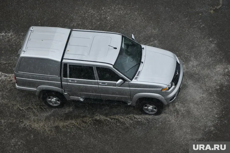 Автомобили с трудом передвигаются по дорогам