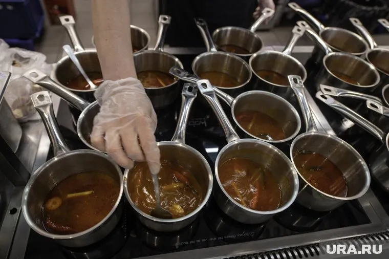 За 120 минут поварам предстоит приготовить три обеда