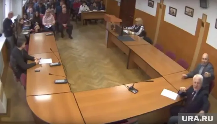 Заместителю мэра около минуты объясняли основы чтения римских цифр