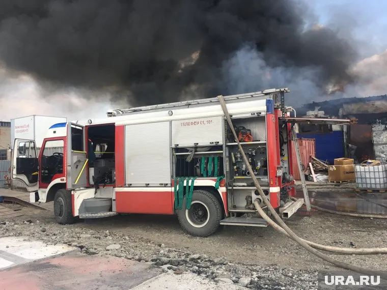 Пожарные борются с возгоранием рынка в Нижневартовске (фото из архива)