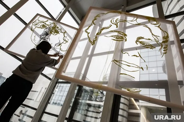 Первой выставкой, которой открывается тюменский музейный долгострой, оказалась знаменитая уральская биеннале современного искусства