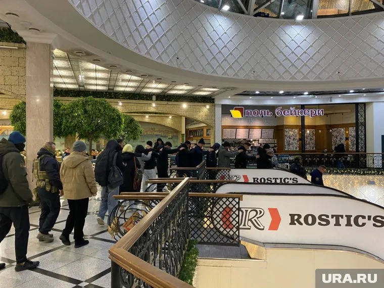 Мигрантов везут на проверку документов