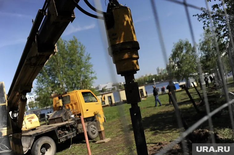 На место, отведенное для стройки храма, прибыла тяжелая техника