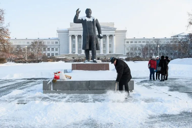 Митинг сталинистов возле памятника Кирову. Екатеринбург