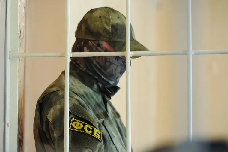 Избрание меры пресечения Владимиру Белоносову, обвиняемому в коррупции. Челябинск, фсб, охрана, арест, решетка, закрытое лицо, камуфляжная одежда