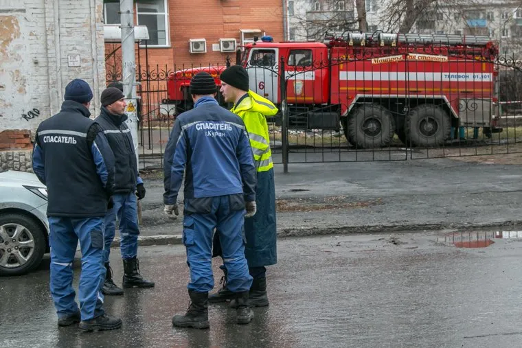 Рухнувшее нежилое здание (памятник архитектуры) по улице Советская 131. Курган, пожарная машина, спасатели