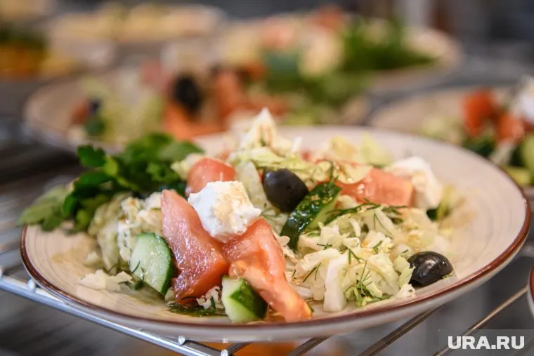 Теплые салаты – это отличная альтернатива традиционным холодным закускам на новогоднем столе