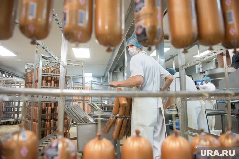 Мясокомбинату требуются обвальщики и разнорабочие (архивное фото)