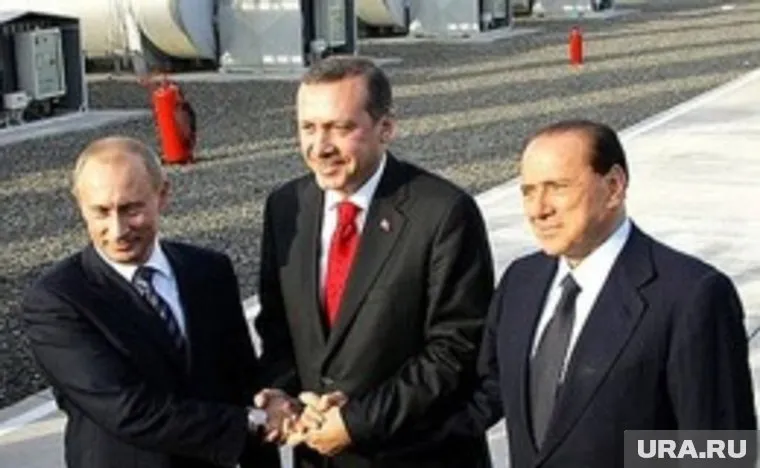 По словам Сильвио Берлускони (справа), в мире наблюдается дефицит крупных политиков