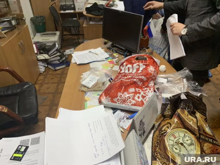 Деньги один из подозреваемых получил прямо на рабочем месте