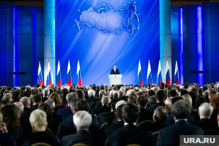 Президент России поручил правительству восстановить рынок труда