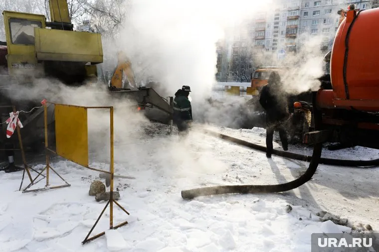 Коммунальные службы нашли место прорыва и устраняют течь