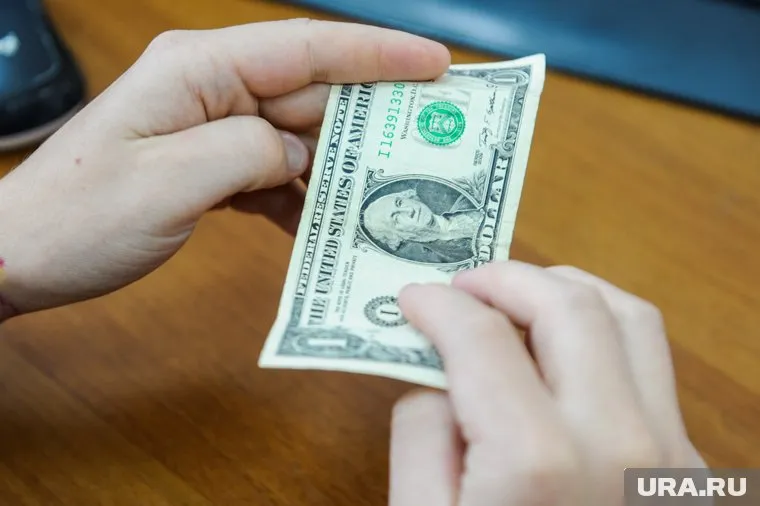 Доллар поднялся до 90,05 рубля рублей впервые с середины января