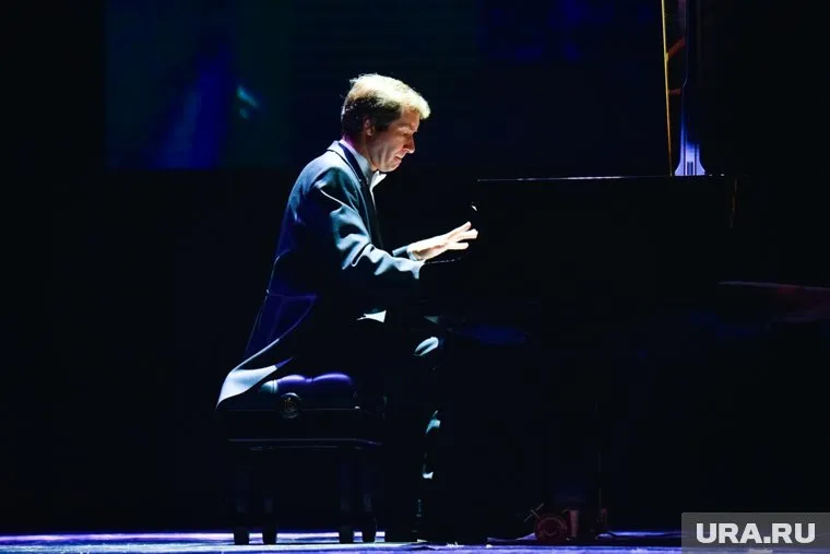 Луганский выступил перед сотнями зрителей