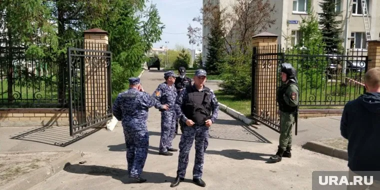 Обвинения предъявлены инспектору, отвечавшему за охранную сигнализацию, и директору фирмы, которая отвечала за безопасность школы