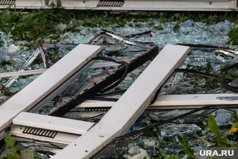 В доме Алексея Гришанока осколками посекло стену и стеклопакет входной двери