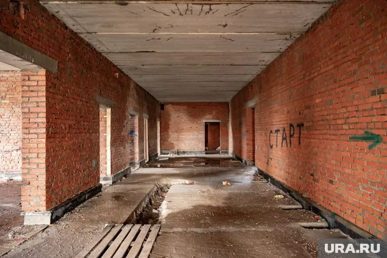 Подросток зацепился и упал с высоты второго этажа