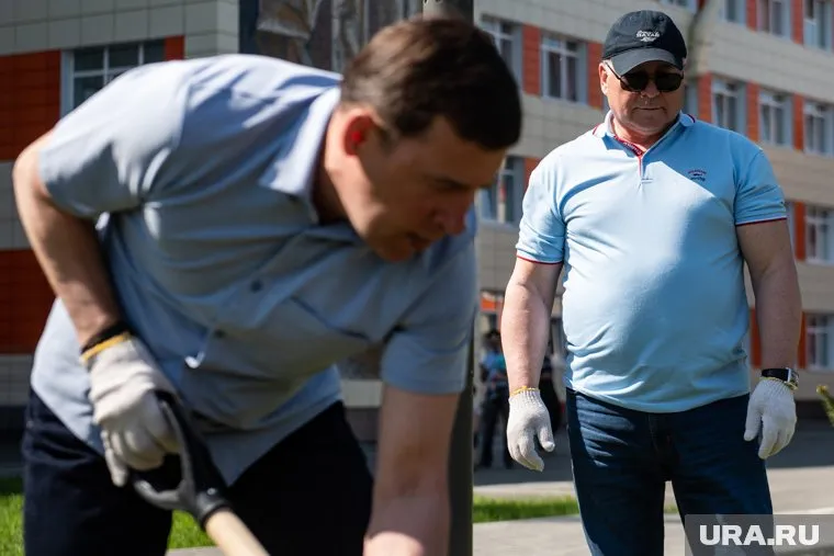 Валерий Чайников (справа) набирает влияние: в понедельник провел областной штаб, во вторник и среду — собирает у себя чиновников из Екатеринбурга и области