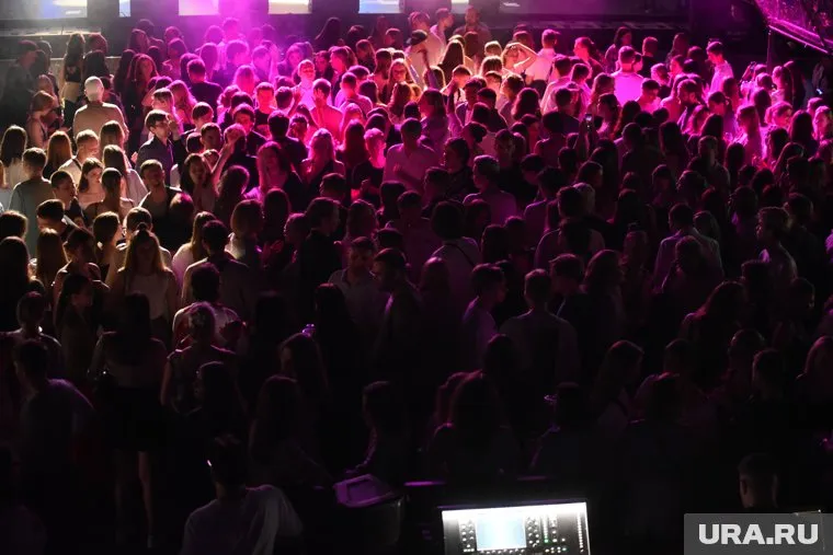 Люди не могут вернуть деньги, пока другие поклонники не купят билеты на этот же концерт