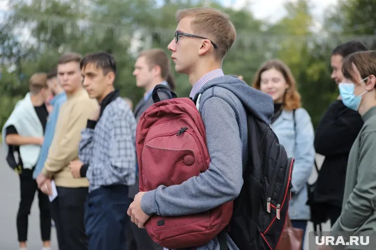 Выпускники школ выбирают будущие специальности (архивное фото)