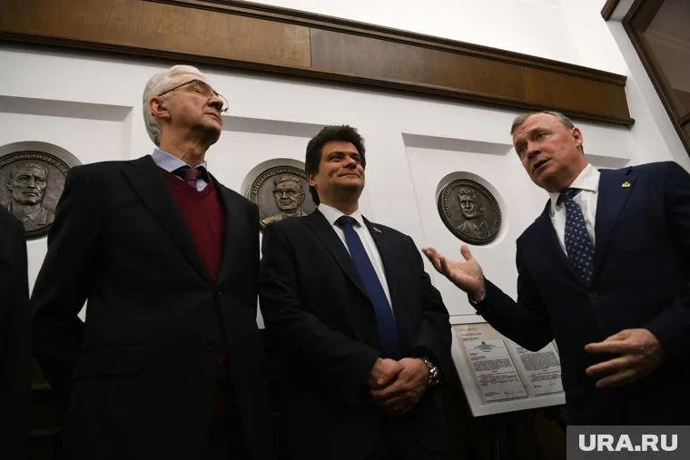 На церемонию Алексея Орлова (справа) прибыли два его предшественника