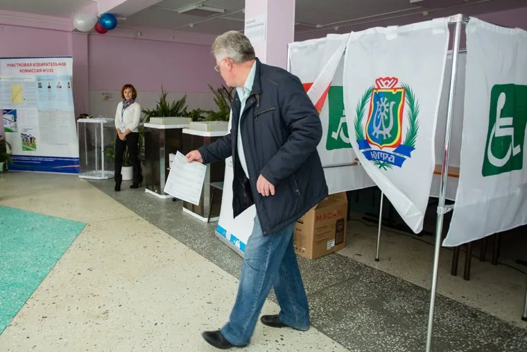 Единый день голосования 10 сентября 2017 года в РФ. Сургут, кабинка для голосования, избирательный участок, выбор, голосование, избиратели, кабинка для