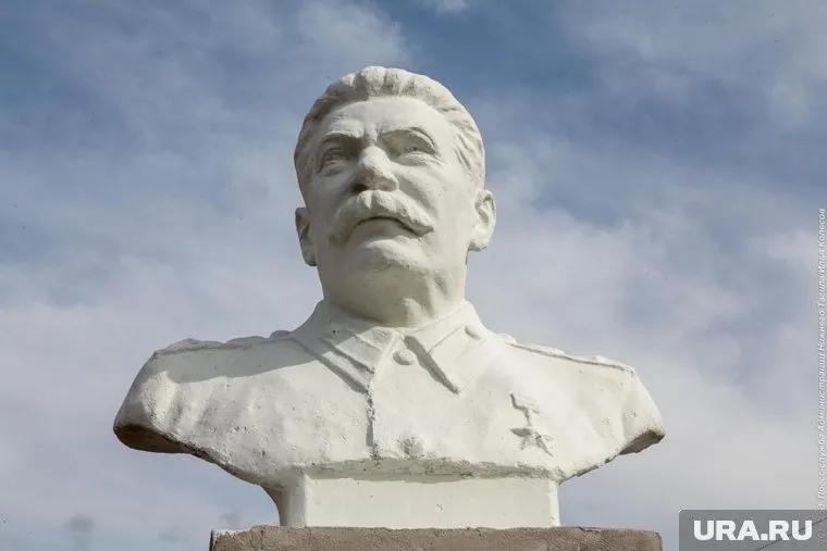 Бюст «вождю всех народов», установленный в центре Нижнего Тагила