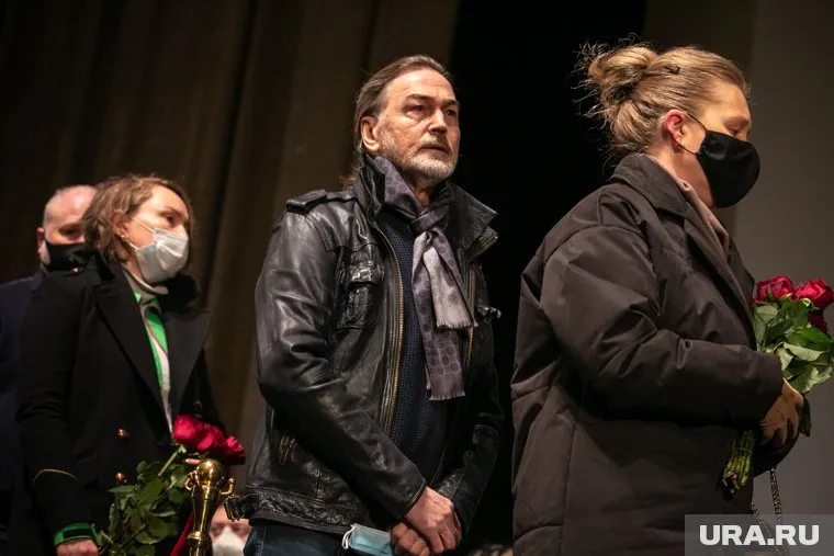 Никас Сафонов подарит картину Илону Маску