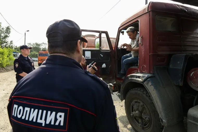 Рейд полиции и представителей Министерства экологии на челябинскую городскую свалку. Челябинск, полиция, рейд по проверке документов, грузовой транспорт