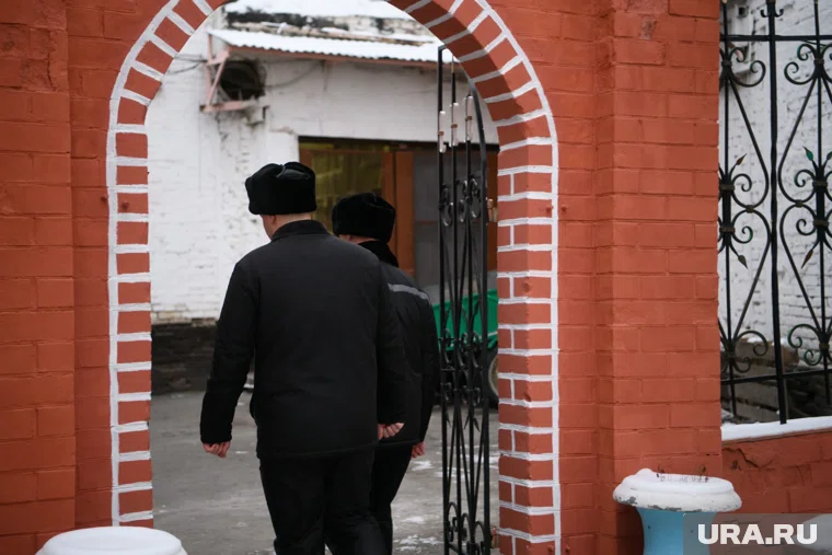 Заключенные колонии в Лабытнаги делали ремон у сотрудника ИК дома 