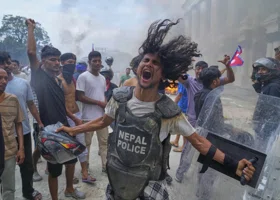 Протестующие в Непале раздели до трусов министра финансов и погнали по реке