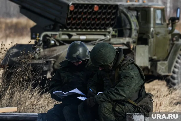 Выпускники свердловского высшего военно-политического танко-артиллерийского получили фирменные шевроны