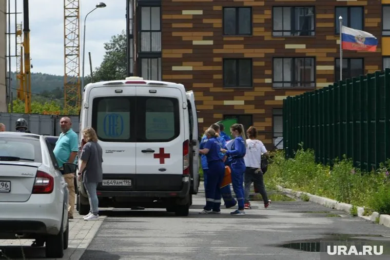 Полицейские передали пострадавшую медикам