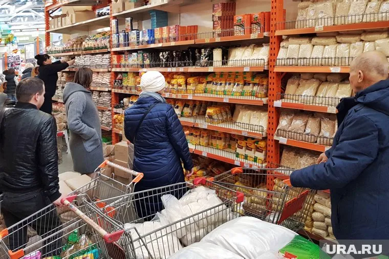 Россияне уже начали в панике скупать продукты на фоне пандемии коронавируса