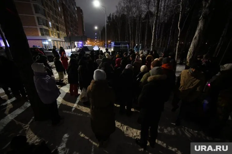 На пике в роще собрались около полусотни активистов