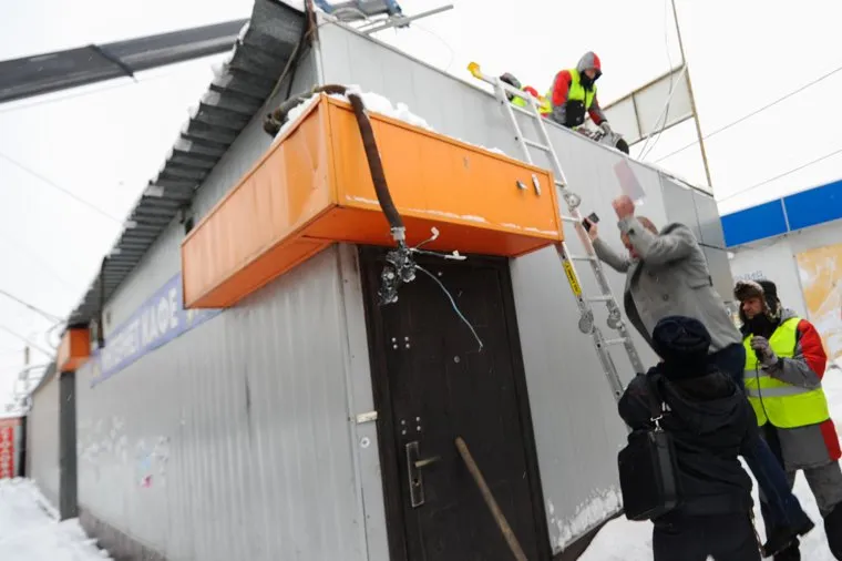 Снос киоска игровых автоматов. Челябинск, интернет кафе, снос киоска, киоск игровых автоматов