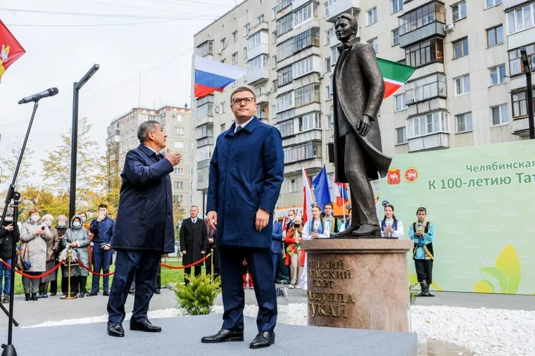 Президент Татарстана Рустэм Минниханов и Губернатор Алексей Текслер на открытии памятника Габдулле Тукаю. Челябинск