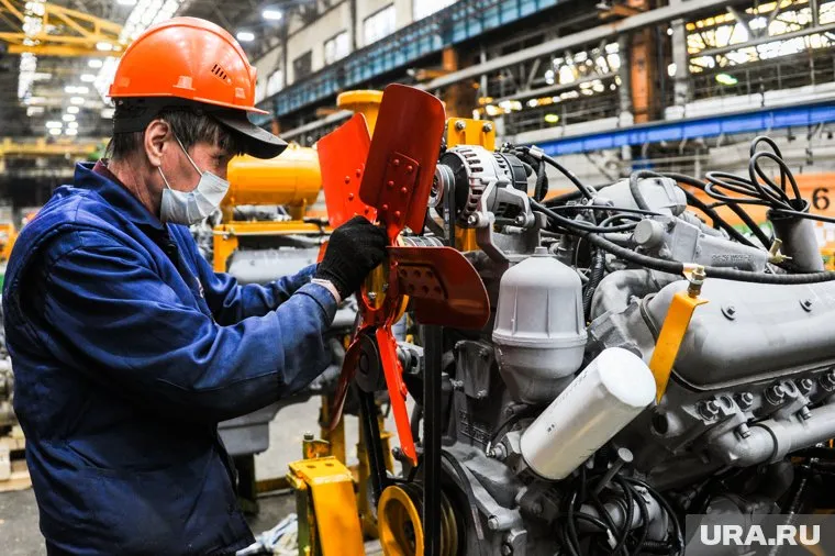Рабочие автозаводов получают оплату за простой (фото из архива)