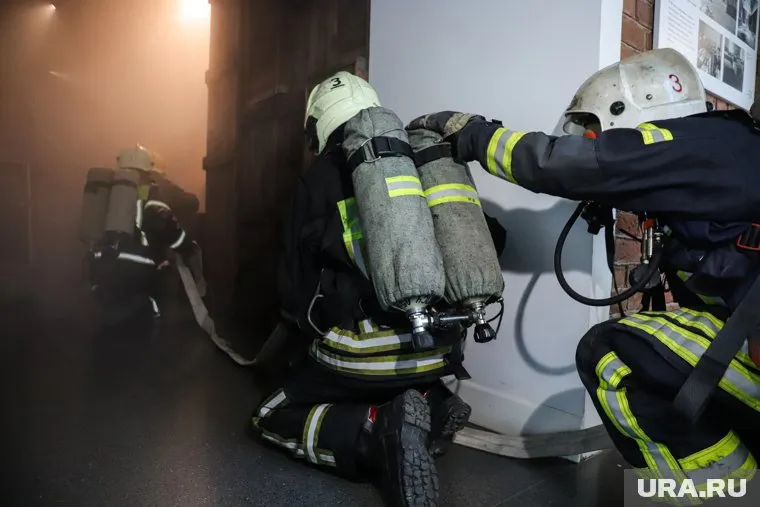 Сотрудники МЧС тушат пожар в администрации Щелково