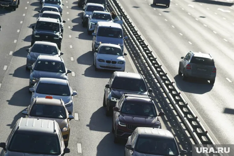 На Крымском мосту скопилась пробка в четыре тысячи машин