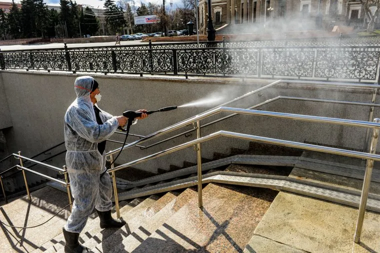 Санитарная обработка подземного перехода. Челябинск