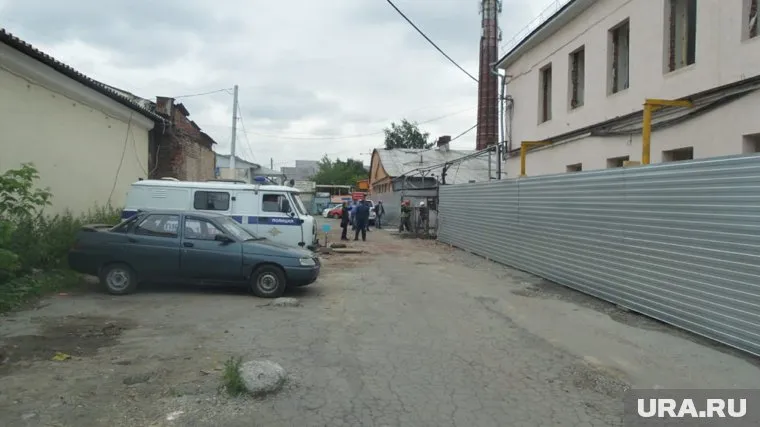 Вызванная на место сноса полиция распорядилась остановить работы