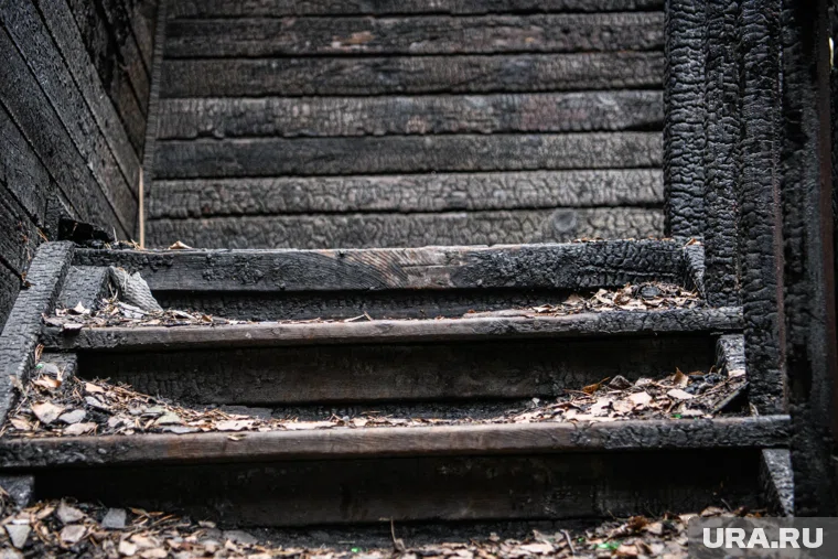 Курганским спасателям удалось потушить пожар на 250 квадратных метров