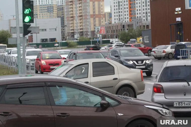 Подростки караулят тюменских автолюбителей на оживленных перекрестках