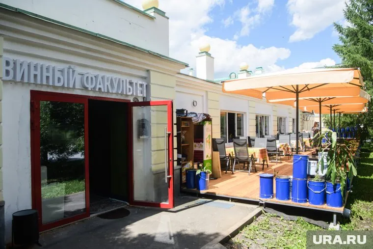 Бар можно найти в сквере Попова