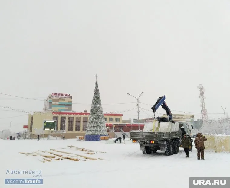 Лед для городка вырезали из озера, куда сливают канализацию