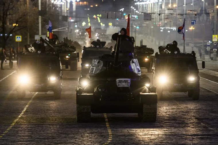 Генеральная репетиция парада войск ЦВО на площади 1905 года. Екатеринбург, военная техника, танк, т-34, площадь 1905года