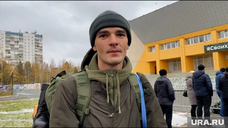 Магомед, нефтяник из Нижневартовска, отправился проходить подготовку в военную часть из мобилизационного пункта в ДК «Октябрь»