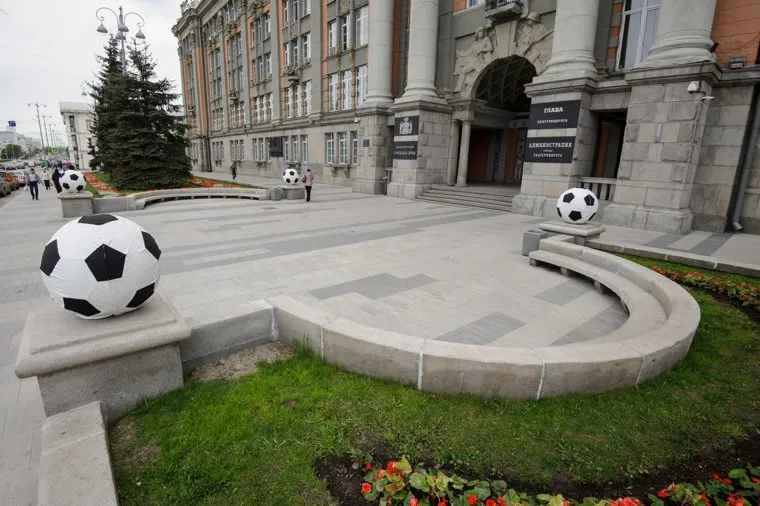 Футбольные мячи у администрации Екатеринбурга, администрация екатеринбурга