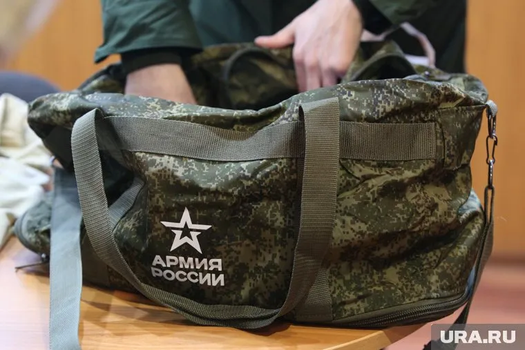 Зарплата контрактников зависит от многих факторов, в том числе от должности, звания и выслуги лет